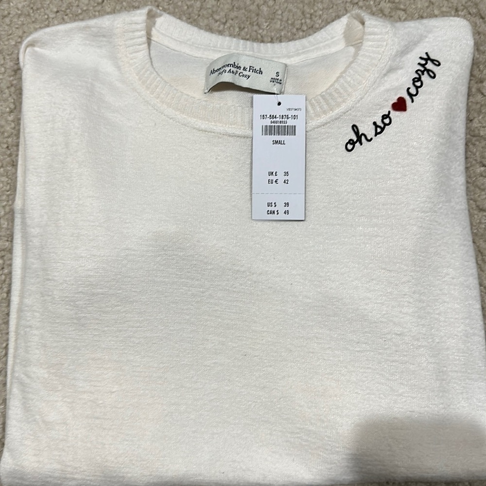 Soft A&F cozy top! Super cute design